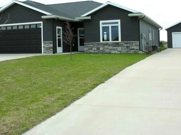 530 S Randolph St, Stacyville, IA 50476