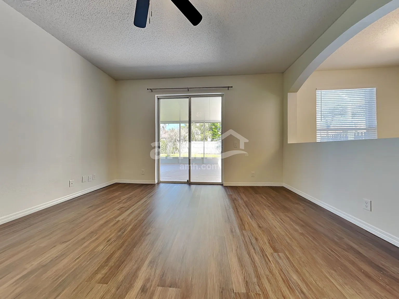 3 bed, 2.0 bath, 1374 sqft, $2,585 — Photo 4