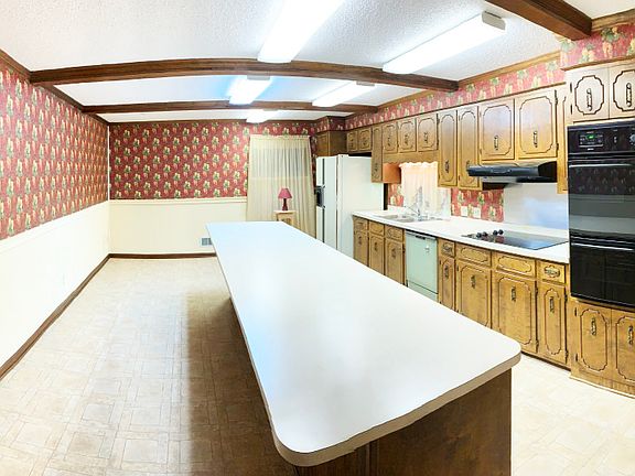 Kitchen w/large island bar