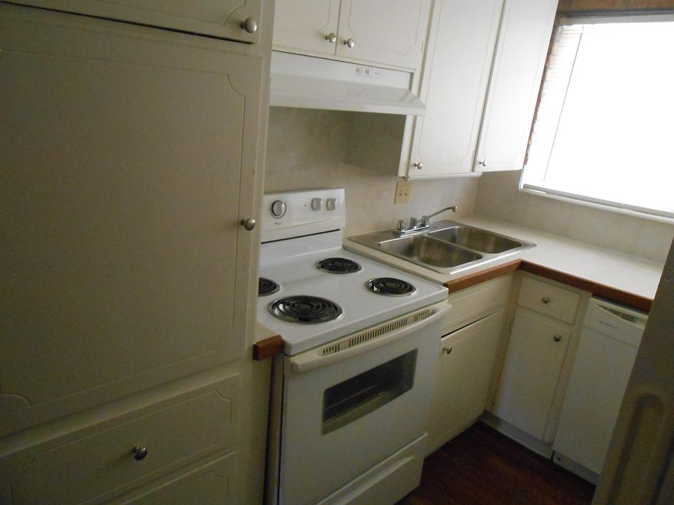 Stove & Lots of Cabinet Space