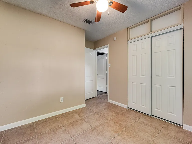 7204 Shadow Bend Dr — Photo 12