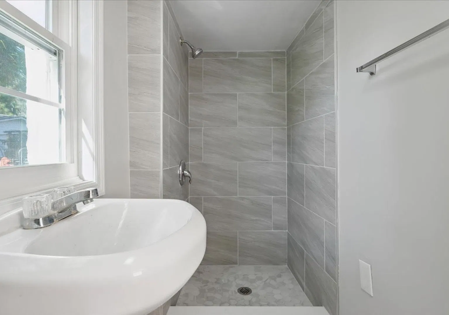 3 Bedroom, 2 Bathroom Home with Fenced Yard Pet Friendly! — Photo 4
