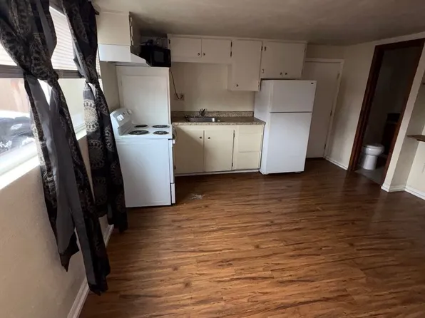 R401, 401 W 12th St #405A, Medford, OR 97501