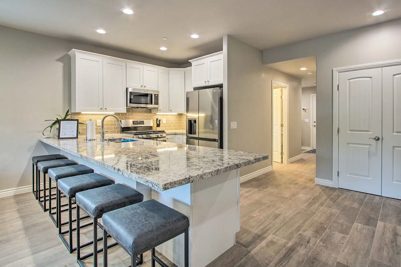 2 bed, 2.0 bath, 1227 sqft, $2,967 — Photo 4