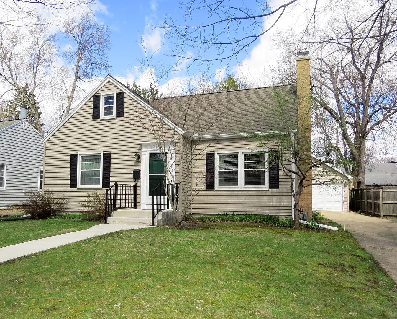 1104 W Healey St photo 1
