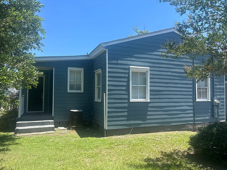 520 E Hall Ln — Photo 2