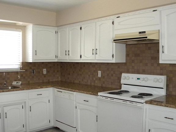 3rd image of 12020 Key West Dr NE