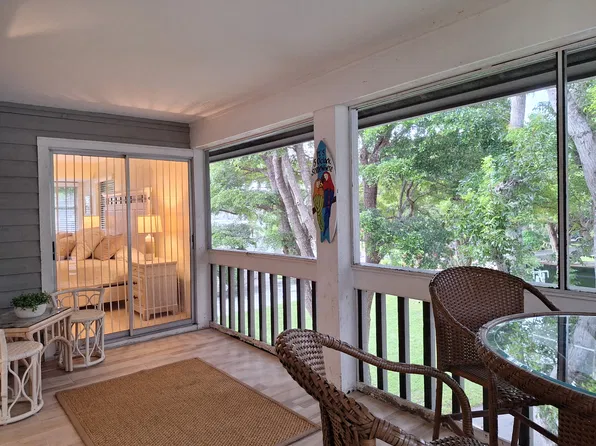 660 Wiggins Bay Dr, Naples, FL