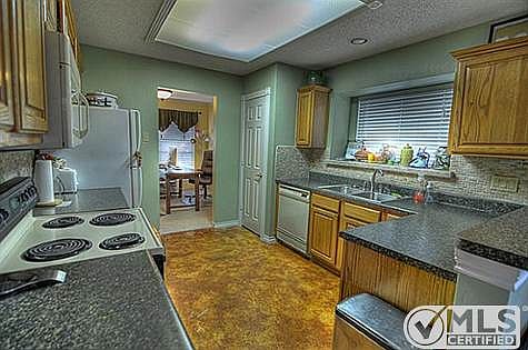 3rd image of 3837 Parkmont Dr