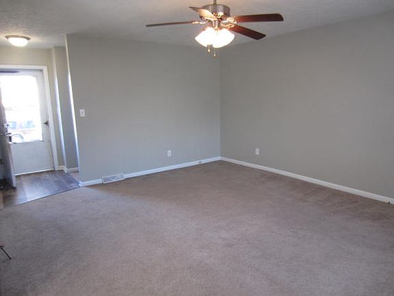 Livingroom looking into hallway_01102017