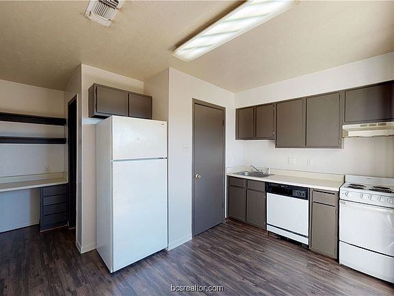 4th image of 725 Peppertree Dr APT 4