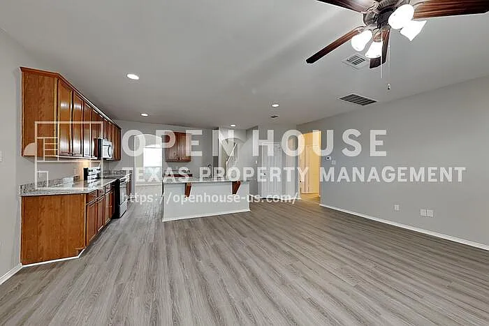 3 bed, 2.0 bath, 2500 sqft, $2,450 — Photo 4
