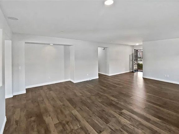 3rd image of 31870 Victoria Pl