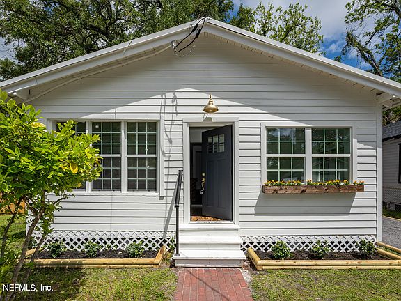 3rd image of 2579 LOWELL Avenue