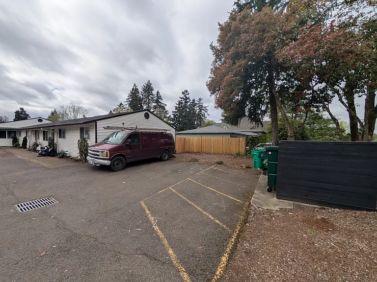 SE Courtney Ave — Photo 1