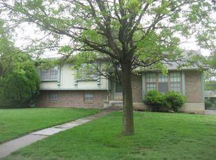 904 Holloway Ln, Winfield, KS 67156