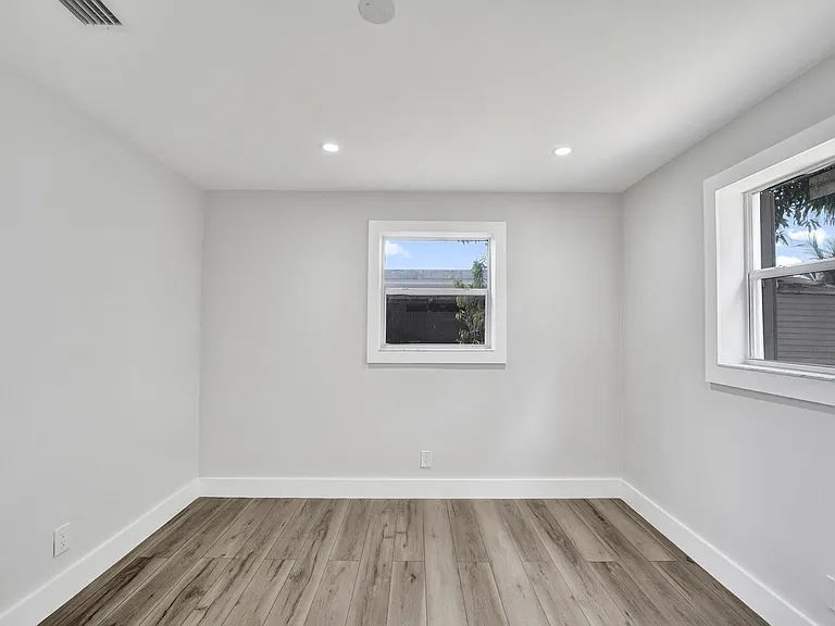 5601 SW 36th Ct — Photo 32