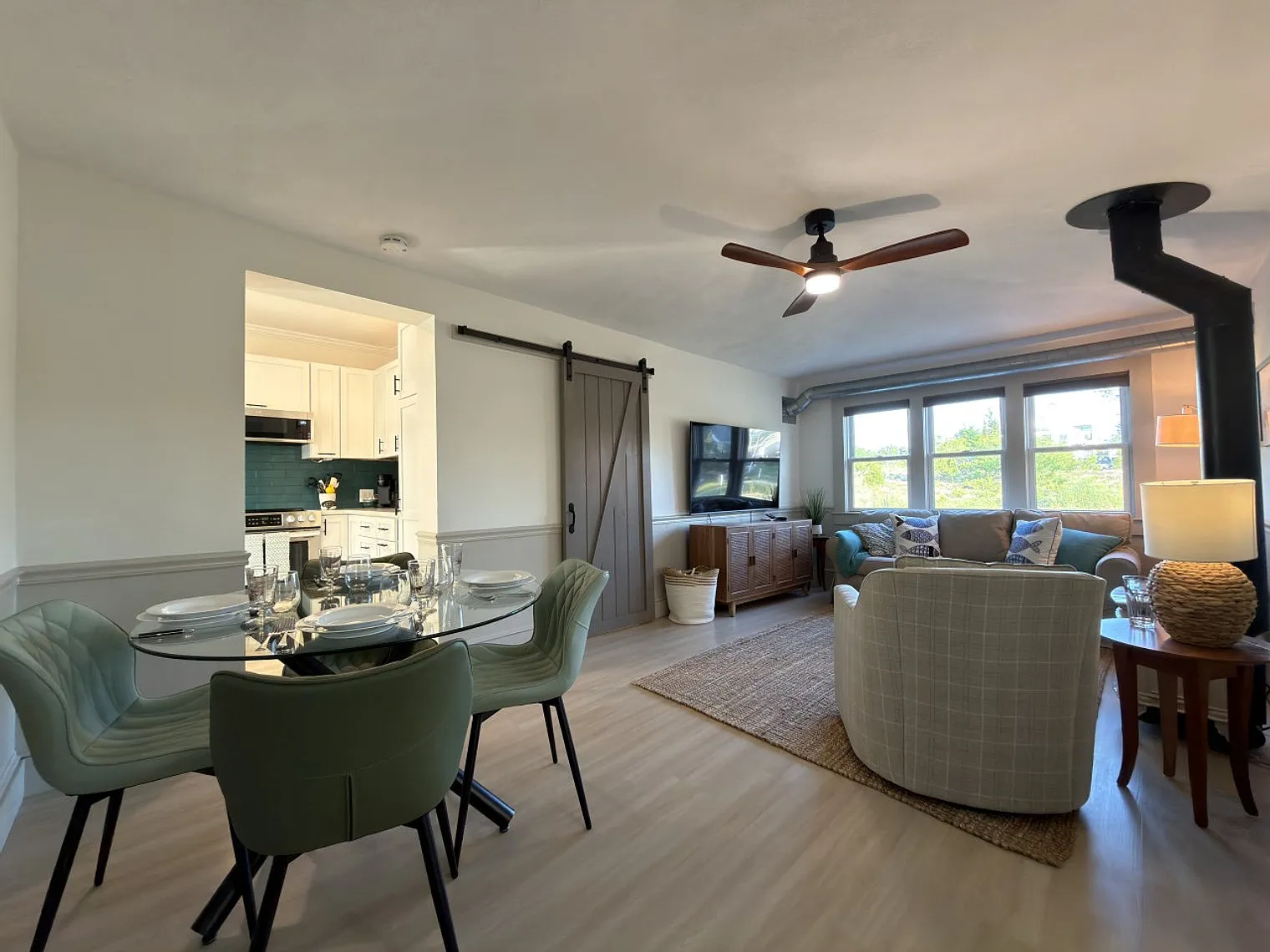 2 bed, 1.0 bath, 861 sqft, $2,467 — Photo 3