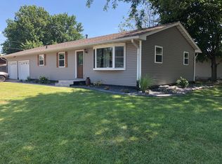 621 W Donahue St, Eldridge, IA 52748