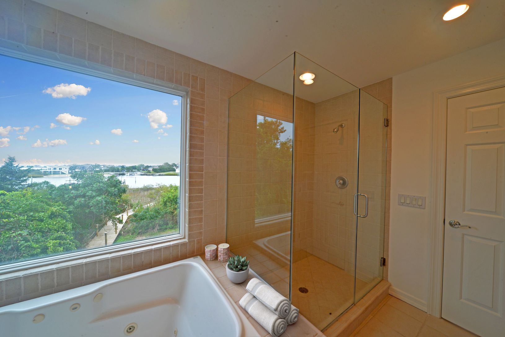  Spa-Like jacuzzi bath with picture window