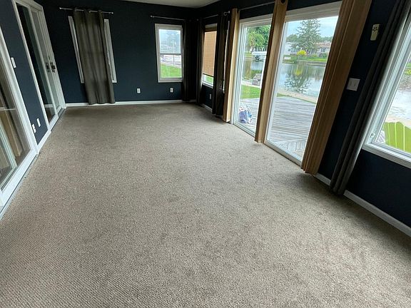 3 season room facing Chanell