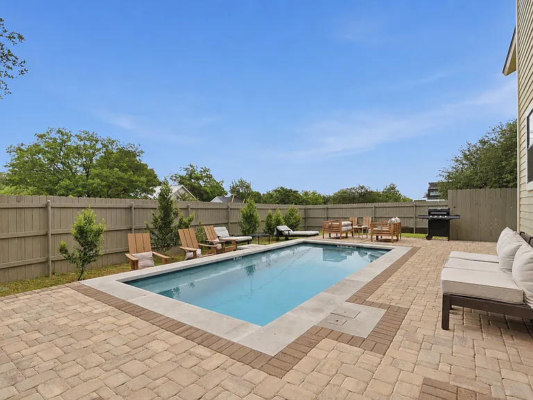 815 Annie St W — Photo 1