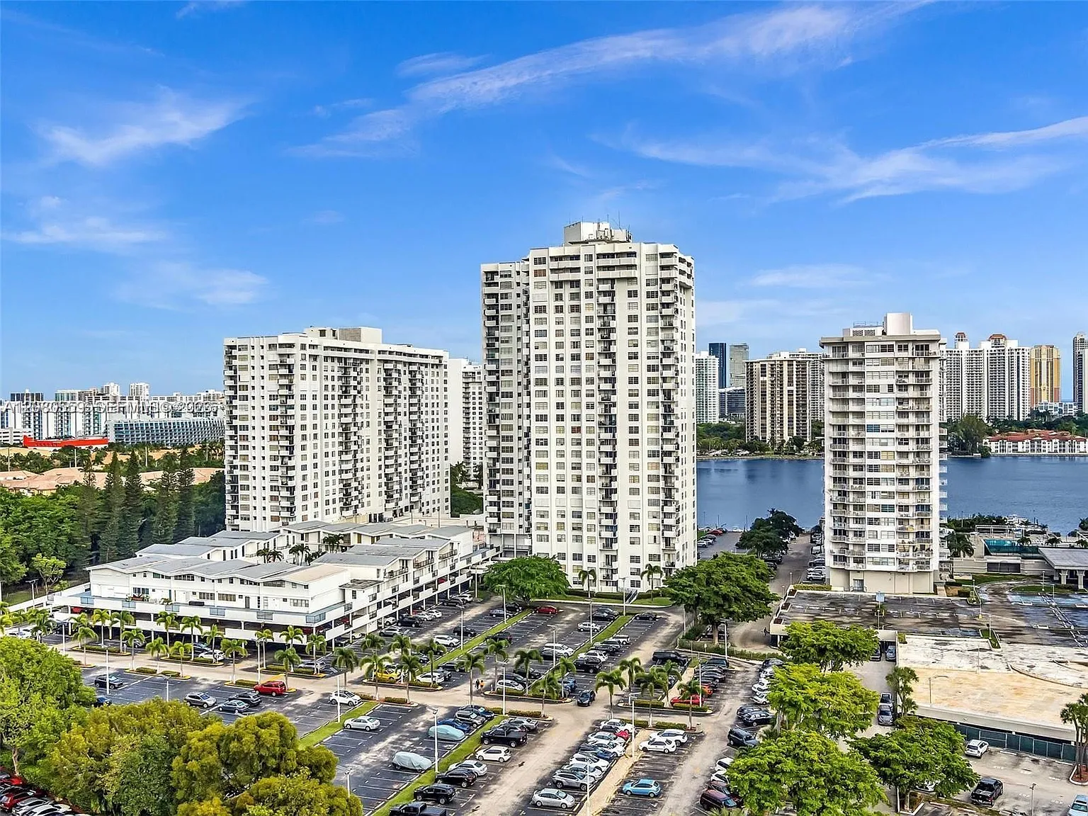 Commodore Plaza Condo — Photo 2