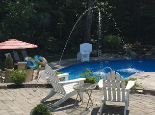 11 Blossom Hill Ct, Rexford, NY 12148