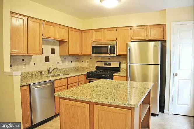 6205 Abbottsbury Row — Photo 2