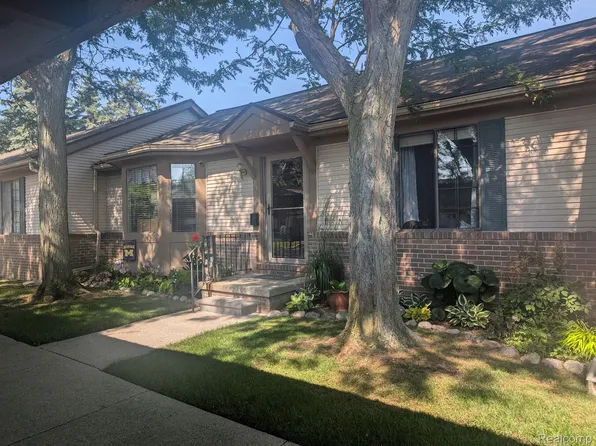 25080 Lighthouse Ln, Harrison Township, MI 48045