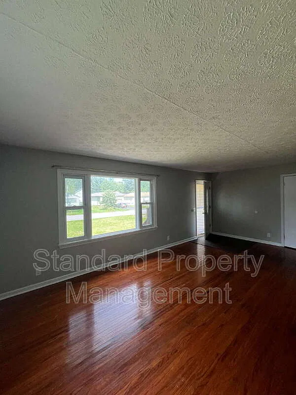 3 bed, 1.0 bath, 1556 sqft, $2,600 — Photo 3