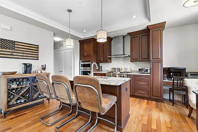 250 Henley Pl #406 — Photo 4