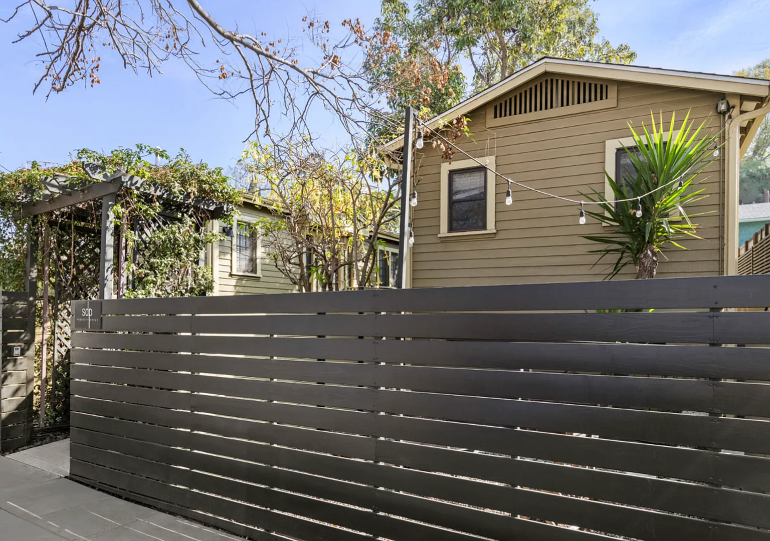 Adorable 1 bed / 1 bath Apartment in the Heart of Echo Park with In-Unit Laundry, Parking & Priva... — Photo 4