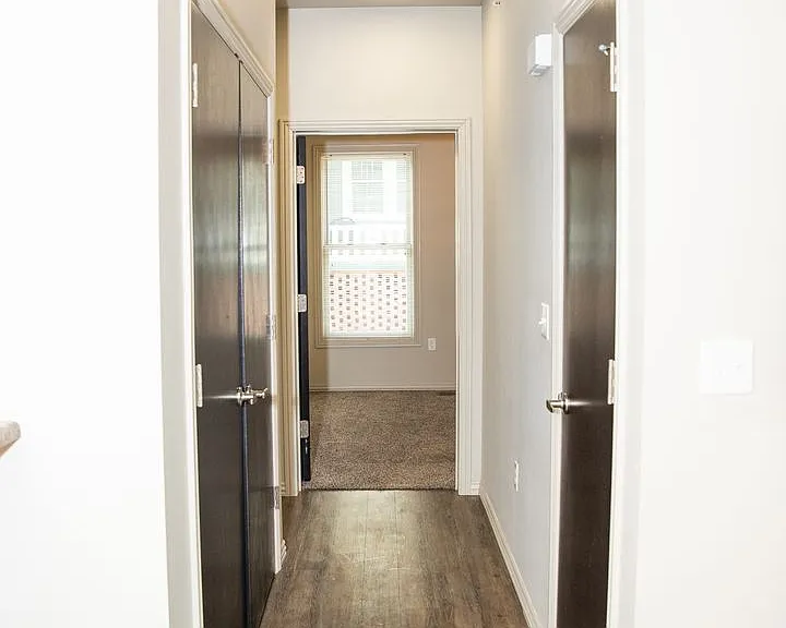 1014 E Walnut St — Photo 1