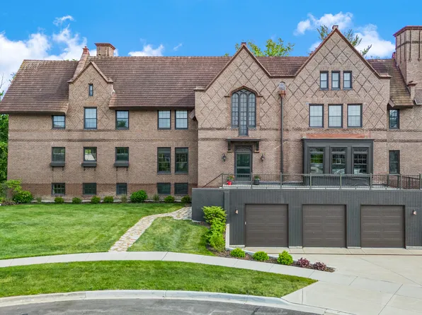 141 Loretto Ct, Wheaton, IL 60189