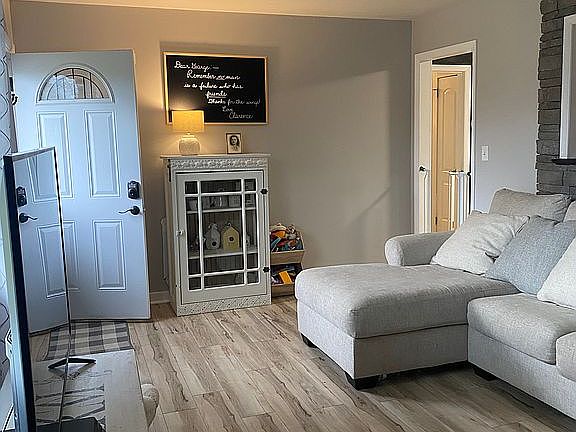 3rd image of 86 Sharon Cir