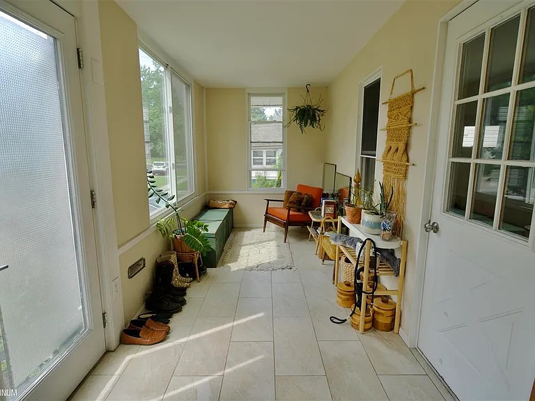 564 Stratford Rd — Photo 5