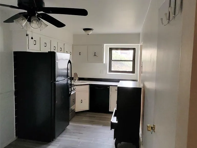 285 Sneden Pl W #285 — Photo 4