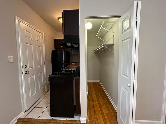 2nd image of 1340.5 W Argyle St #2E