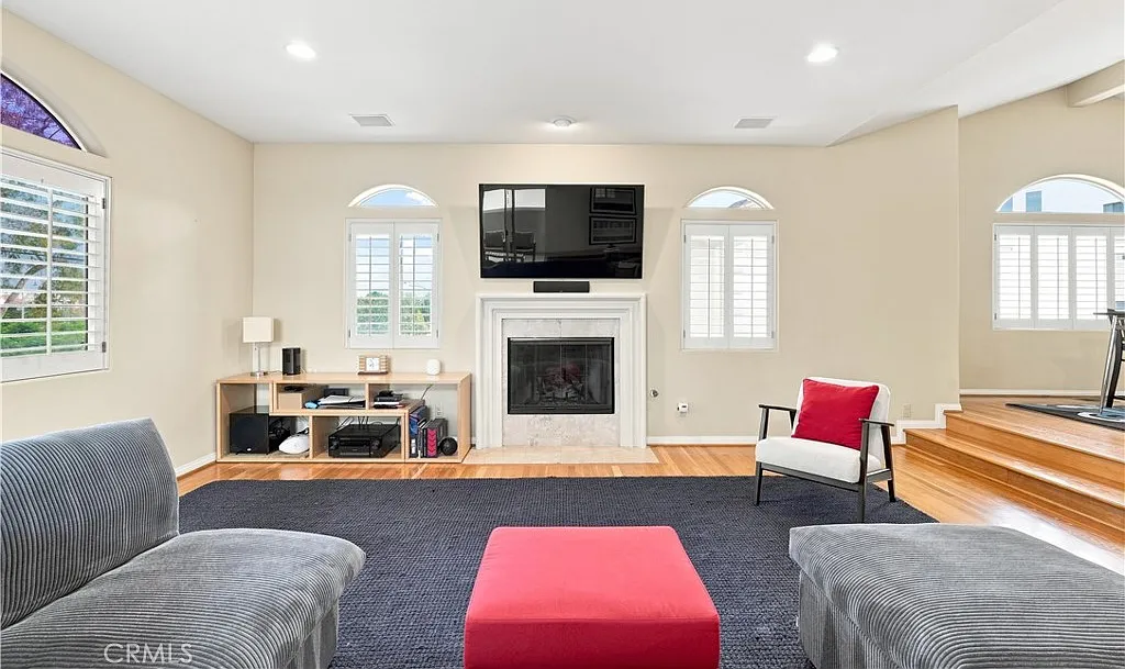 4 bed, 3.5 bath, 2803 sqft, $12,400 — Photo 2