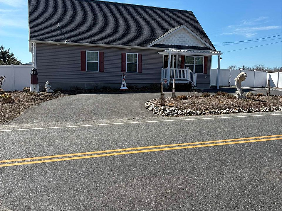 1st image of 720 Town Bank Rd N