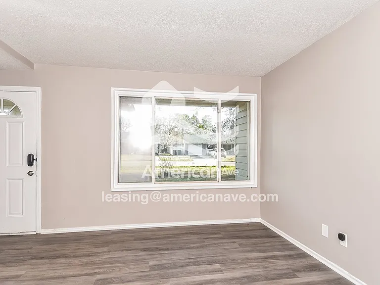 2079827_008_wm_-_main_bedroom_13443664.jpg