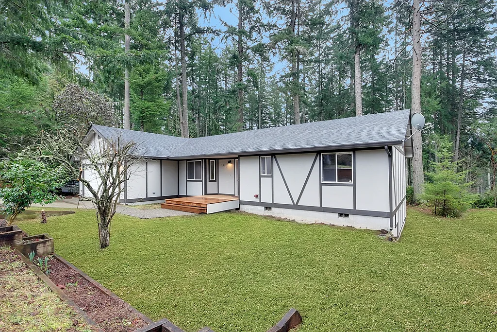 2121 Lake Dr SW photo 1