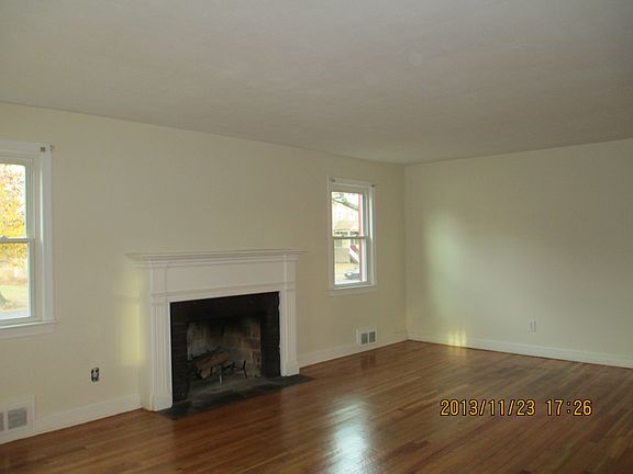BIG LIVING ROOM W FIREPLACE