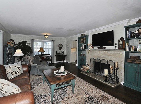 3rd image of 218 Charlotte Pl