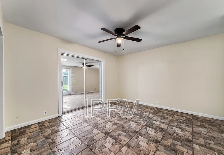 914 E Carrol St — Photo 13