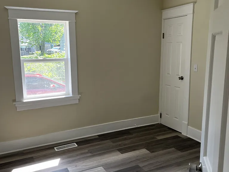 629 E Jefferson St — Photo 3
