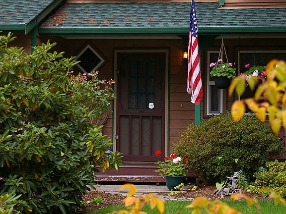 Welcome Home! New roof and new vinyl windows througout