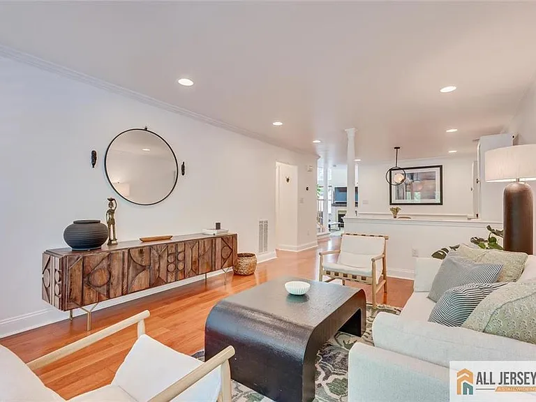 403 Somerset Ct — Photo 4