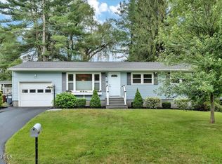 10 Sunflower Ln, Albany, NY 12205